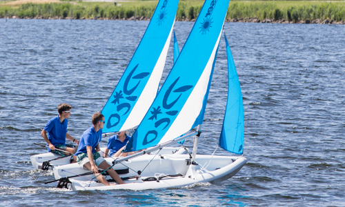 Zeilboten op het water bij Almere