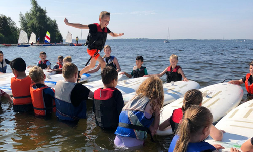 Kinderen op supboards tijdens de snuffelweek