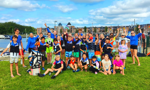 Groep kinderen tijdens een watersportweek van Haddock
