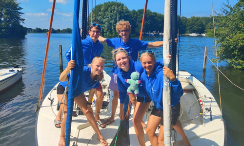 Kinderen aan boord tijdens een zeilkamp van Haddock