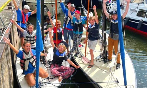 Groep aan boord tijdens een dag op het water